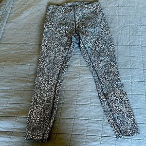 Black and white lululemon leggings